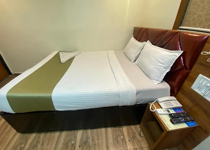 Deluxe Inn - Near Kokilaben Dhirubhai Ambani Hospital Mumbai